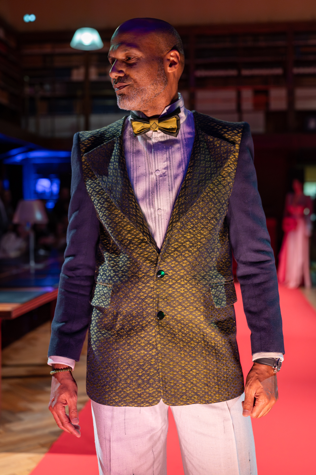 Tenue homme : réalisé en tissage avec des motifs d'artisans du 18ème siècle.
